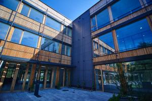 Revitalizovaná budova pražské střední školy SOŠ – COP a G v Českobrodské ulici