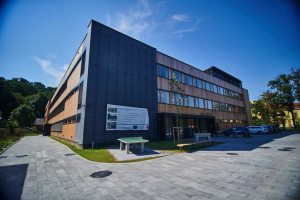 Revitalizovaná budova pražské střední školy SOŠ – COP a G v Českobrodské ulici