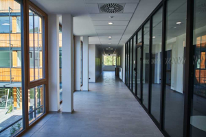 Revitalizovaná budova pražské střední školy SOŠ – COP a G v Českobrodské ulici