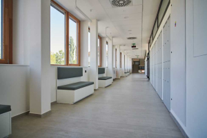 Revitalizovaná budova pražské střední školy SOŠ – COP a G v Českobrodské ulici