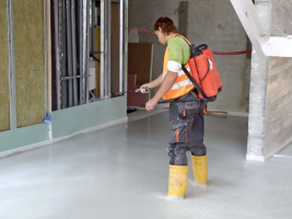 Ošetřování potěru postřikem proti odparu