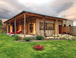 Poloha a orientace domu respektuje výhledy na jih a jihovýchod. Střecha je rovná s minimálním sklonem, fasády z dřevěného odvětrávaného obkladu z profilů Rhombus. Dřevohliníková okna s trojskly doplňují žaluzie instalované do předem připravených nadokenních kastlíků pod fasádou