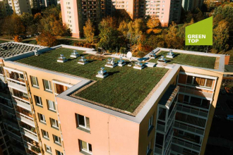 Extenzivní střecha na panelovém domě v Brně / Příklad hodný následování