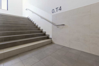 Odolná keramika byla požadovaná i na stěny, s ohledem na pohybující se děti a mládež. Stěny na schodištích a chodbách byly proto do poloviny výšky obloženy dlaždicemi RAKO ze série Extra v barvě slonové kosti ve formátu 30 x 60 cm