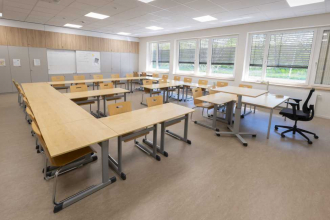 Světlé barvy ve třídách dokonale ladí s přátelskými barvami obkladů RAKO v budově. V těchto učebnách jsou také instalovány kvalitní vestavěné skříně s povrchem z přírodního dřeva