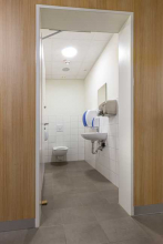 Obklady RAKO ze série Extra byly instalovány i v sociálních prostorách přímo navazujících na chodbu. Na bezbariérové toaletě byla použita série Taurus Granit