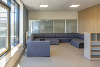 Na každém patře je individuálně zařízená a univerzálně využívaná společenská místnost, tzv. „homebase“. Je to „domov ročníku“, který se využívá nejrůznějšími způsoby ke komunikaci, skupinové práci nebo k relaxaci a „odreagování“