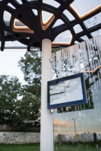 Na Výstavišti v pražských Holešovicích cestujícím slouží první tramvajový přístřešek v ČR vyrobený technologií 3D tisku betonu