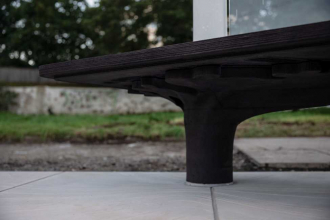 Na Výstavišti v pražských Holešovicích cestujícím slouží první tramvajový přístřešek v ČR vyrobený technologií 3D tisku betonu