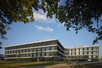 Zvýrazněnými horizontálními pruhy jednotlivých pater se budova opticky přitiskla k zemi. Její objem je pevný a soudržný, na všechny strany má stejný výraz, stala se tak přirozenou součástí místa.