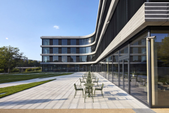 „Hradecká banka je první, kde může veřejnost volně projít a ocitnout se tak ve středu budovy. Je skvělé, že se nám podařilo u investora najít pochopení a prosadit tuto myšlenku,“ říká architekt Roman Brychta.