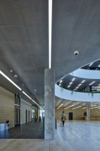 Na průchozí parter navazuje vstupní hala, nad níž se přes všechna nadzemní podlaží otvírá centrální kruhové atrium