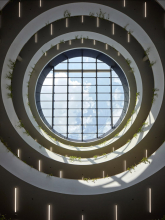Atrium přináší do prostoru dostatek přirozeného světla přes velký kruhový světlík
