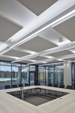 Zasedací místnosti autoři návrhu umístili po obvodu vstupní haly