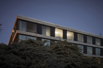 Umělé osvětlení poskytuje měkké světlo bez kontrastů a oslnění, přichází prostřednictvím odrazu – je tedy rozptýlené