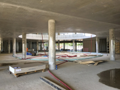 Grafické betony se realizovaly už v hrubé stavbě, sloupy pak musely být zabezpečeny proti poškození