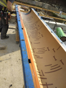 Do bednění sloupů se vlepovaly papírové matrice