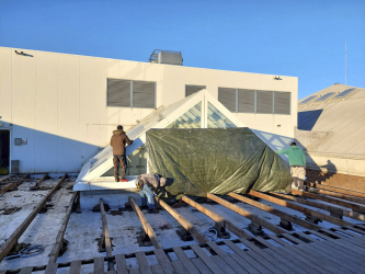 Původní jehlanový světlík se postupně rozebírá