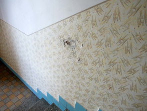 Obr. 2: Opadávající omítka je neklamným signálem poruchy hydroizolace v koupelně
