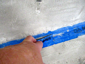 Obr. 3: Příklad poruchy vzniklé proříznutím hydroizolace při výměně těsnicího silikonu