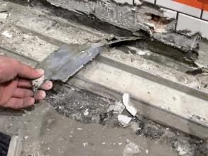 Obr. 4: Toto je již katastrofa. Nesprávně provedené hydroizolace včetně nekompatibility použitých materiálů