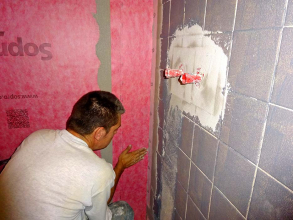 Obr. 5: Příklad použití fóliové hydroizolace při obkládání obkladu na starý obklad