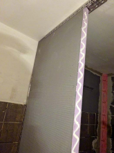 Obr. 8: Příklad použití deskové hydroizolace – voděodolné konstrukční desky – při stavbě příčky ve sprše