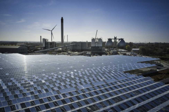 Částečný pohled na hybridní elektrárnu Emscher se skleněnými halami na sušení čistírenských kalů v popředí (foto: Viega)