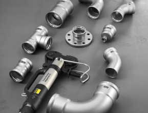 Spojovací systém Megapress dosahuje díky technice lisovaných spojů značných časových úspor při instalaci (foto: Viega)