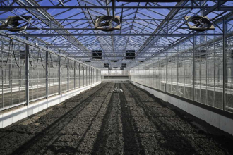 Některé haly na sušení čistírenských kalů, postavené jako skleníky, jsou dlouhé přes 160 m, v prostřední uličce dokonce přes 200 m (foto: Viega)