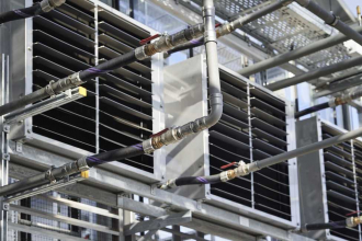 Flexibilní propojení otopných okruhů v halách a připojení k hlavnímu rozvodu slouží pro vyrovnání pohybů způsobených tepelnými a mechanickými vlivy (foto: Viega)