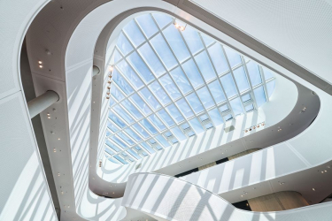 Velká prosklená střecha nad atriem zaplavuje i nejhlubší části budovy dostatkem denního světla