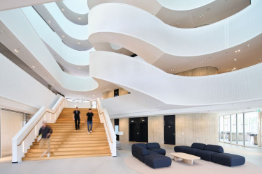 Místo setkání: vstupní foayer se širokým schodištěm zve lidi ke komunikaci a vzájemnému sdílení informací