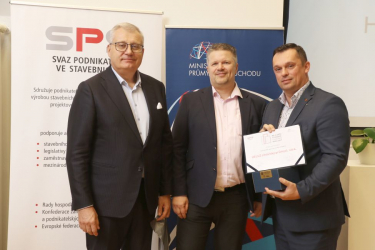 Cenu pro společnost HELUZ převzal obchodní a marketingový ředitel Ing. Petr Porubský