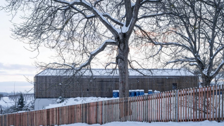 Lihovar s pěstitelskou pálenicí (foto: Alex Shoots Buildings)