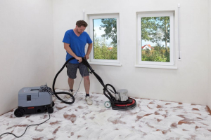 Příprava pro finální aplikaci Baumit Nivello 50 – broušení podkladu