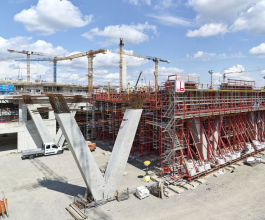 Firma PERI podpořila stavbu 550 m dlouhé a 27 m široké plošiny speciálním bednicím vozem vyrobeným na míru