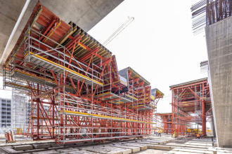 Technici PERI zkombinovali systémy stavebnic VARIOKIT a PERI UP a vytvořili tak bednicí vůz vyrobený na míru speciálně pro tento projekt