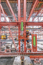 Pomocí integrované hydrauliky mohl být celý bednicí vůz pro odbednění a přemístění spuštěn o 2,20 m