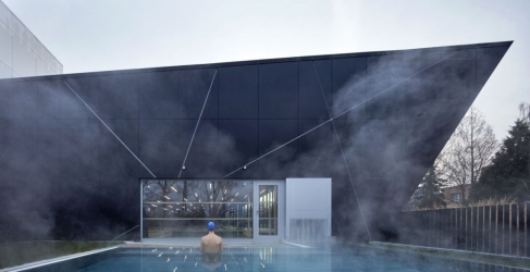 Bazén byl navržen pro celoroční provoz včetně venkovní vířivky. Má kapacitu až 120 osob, nabízí různorodé služby od vaničkování miminek, plavání kojenců a batolat, plavecký výcvik pro děti, kondiční plavání pro všechny věkové skupiny až po možnost uspořádání plaveckých závodů podle pravidel FINA