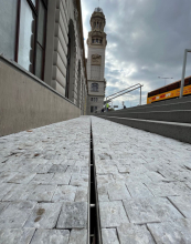 Plochy u výstupu z nádražní Fantovy kavárny zachytávají částečně dešťovou vodu z přilehlých ploch a z fasády