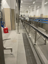 V délce celkem přes 100 bm byly instalovány kapacitní žlaby šířky 400 mm, které musí pohltit velké množství vody a současně také umožňovat snadnou údržbu