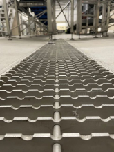 Pracovníci se pohybují v mokrém prostředí, takže rošty jsou v protiskluzové úpravě, navíc vyztužené podélným žebrem