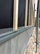 Technicky precizní zpracování ve všech návazných detailech. Pás DELTA-FASSADE je stabilizován proti vysokým teplotám i UV záření.