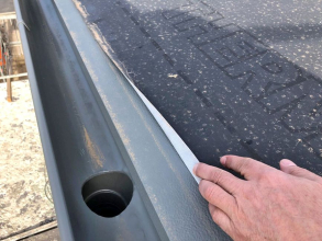 Falcovaná hliníková krytina s teplotně stabilizovaným podkladním pásem DELTA-THERM, který aktivně brání vnikání kondenzátu z krytiny do bednění