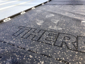 Integrované lepení v okraji pásu DELTA-THERM zajištuje těsné napojení na okapnici