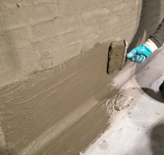 Izolace zdiva suterénu zevnitř: vyrovnané zdivo se natře dvěma, případně třemi vrstvami stěrky