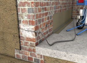 Injektáž zdiva ve větším rozsahu usnadní jednoduché čerpadlo s průtokoměrem