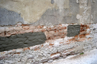 Otvory po naplnění se v líci uzavřou, nejlépe stěrkovou hmotou, případně těsnicí maltou