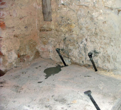 Injektáž zdiva a podlah proti tlakové vodě je třeba svěřit odborné firmě. Vyžaduje diagnostiku objektu a zkušenosti